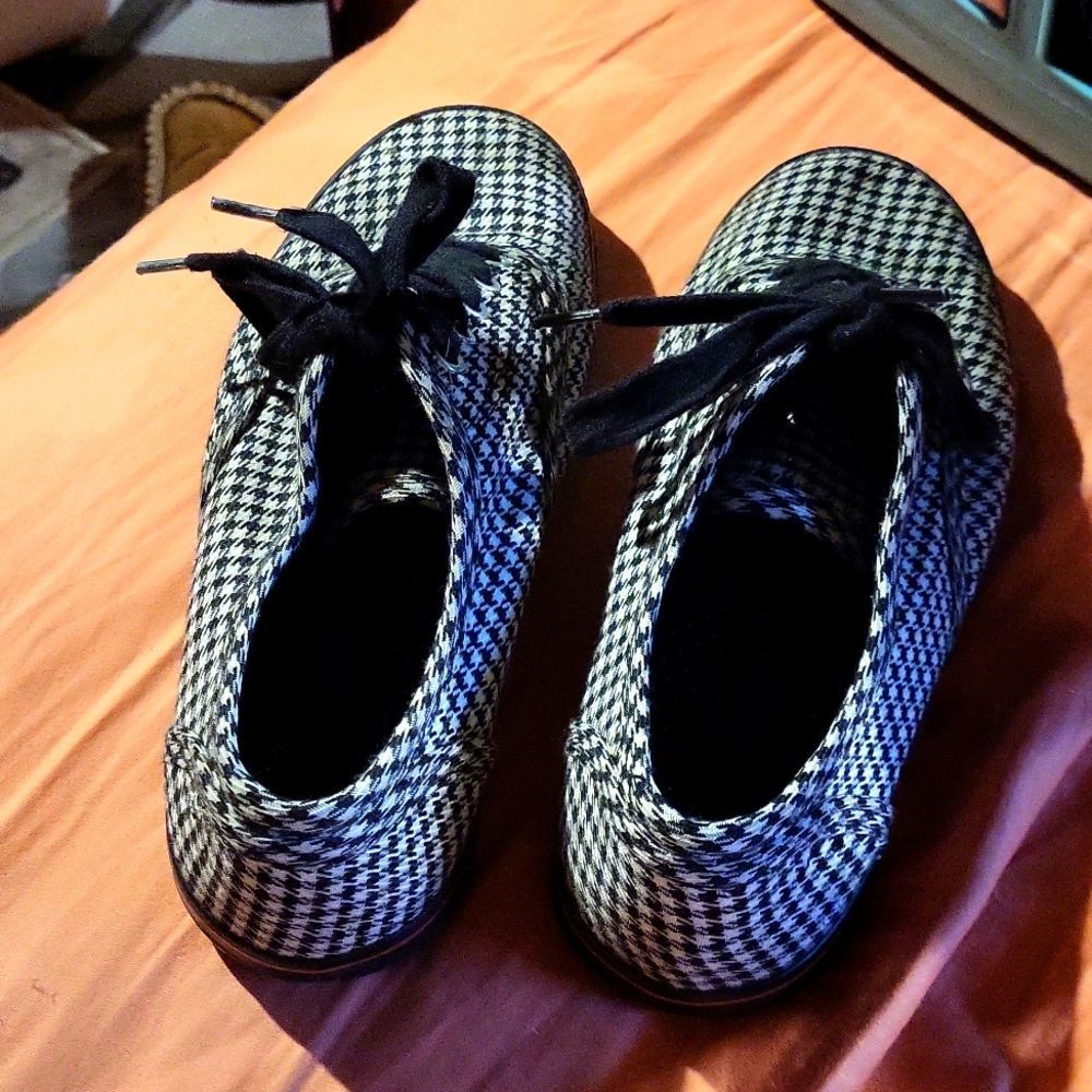 Transit checker pattern shoes size 7